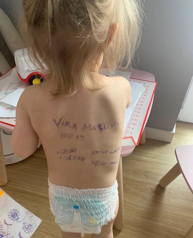 O ucraineancă a scris pe spatele fetiței sale datele de contact, &icirc;n caz că va răm&acirc;ne orfană