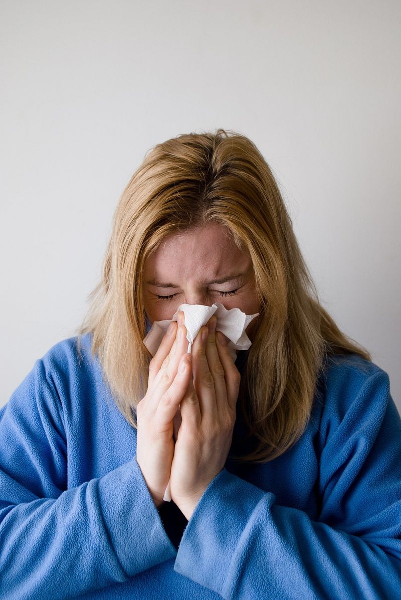 Eliminarea restricțiilor a dus la o explozie a cazurilor de infecții respiratorii. Românii se luptă cu răceli și viroze