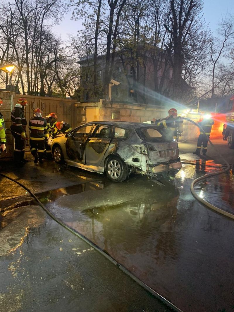 Accident mortal în București! Un bărbat a murit carbonizat, după ce a intrat cu mașina în gardul Ambasadei Rusiei