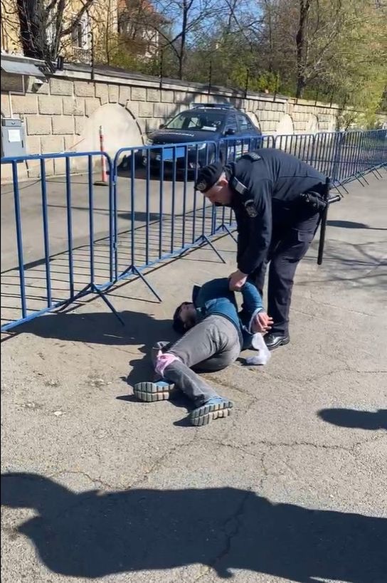 Accident mortal în București! Un bărbat a murit carbonizat, după ce a intrat cu mașina în gardul Ambasadei Rusiei