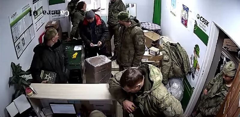 Soldaații ruși au furat mai multe lucruri din Ucraina Soldații ruși au trimis, din Belarus, lucruri furate din Ucraina, printr-un serviciu de curierat! Totul a fost surprins de camerele de supraveghere