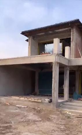 Ilinca Vandici, primele imagini de la vila cu piscină &icirc;n care se va muta &icirc;n scurt timp. Casa se &icirc;ntinde pe sute de metri pătrați: &bdquo;Exact la marginea pădurii&rdquo;