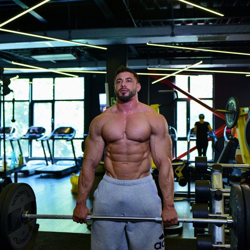 Dragoș Syko, culturist și influencer de fitness Pedepsele după mesele încărcate de sărbători te dau peste cap! Ce greșeli frecvente fac cei care se apucă de sală?