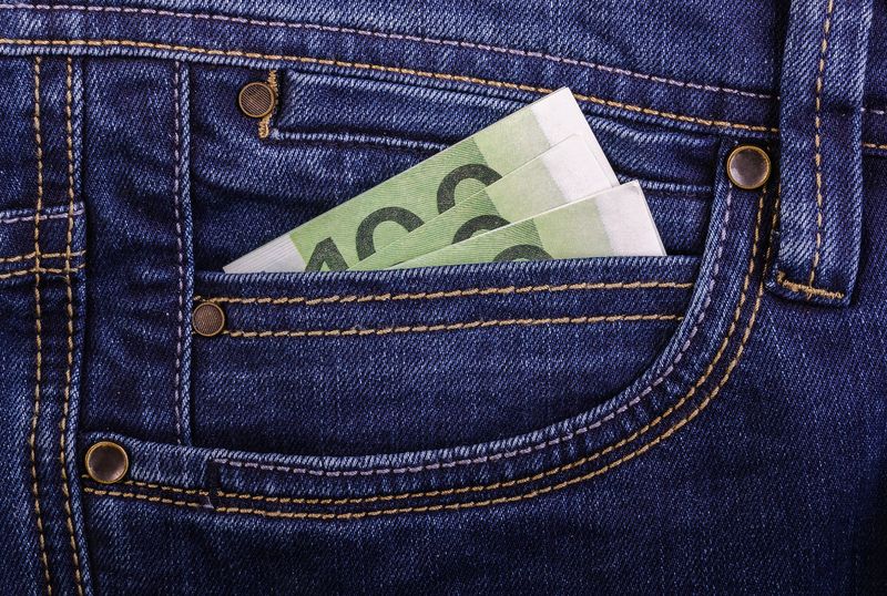 Salariu minim pe economie mai mare de la 1 iunie și vouchere pentru alimentele de bază. Cum îi ajută promisiunile Guvernului pe români