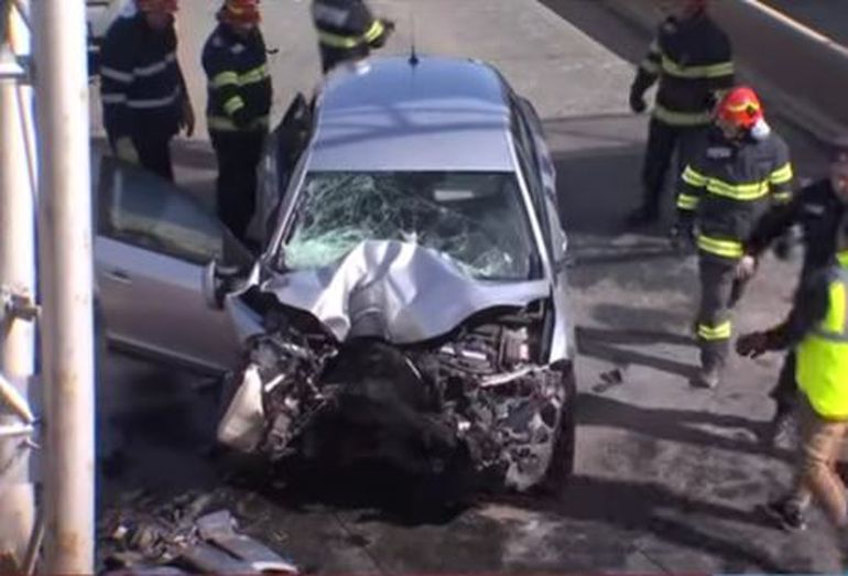 Accident mortal în județul Bacău! Trei oameni au decedat, după ce patru mașini s-au ciocnit violent
