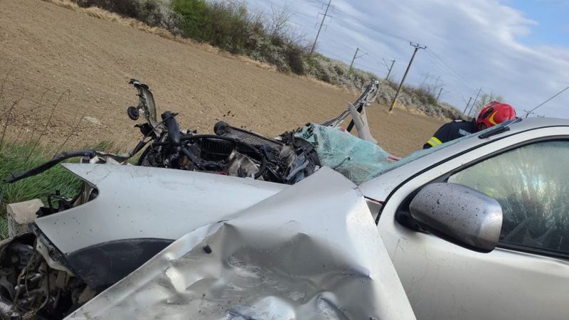 Accident mortal în județul Bacău! Trei oameni au decedat, după ce patru mașini s-au ciocnit violent