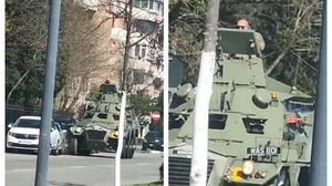 Dani Mocanu, implicat într-un accident rutier în Râmnicu Vâlcea! Artistul a închiriat un vehicul militar și a intrat într-o mașină de pe marginea drumului