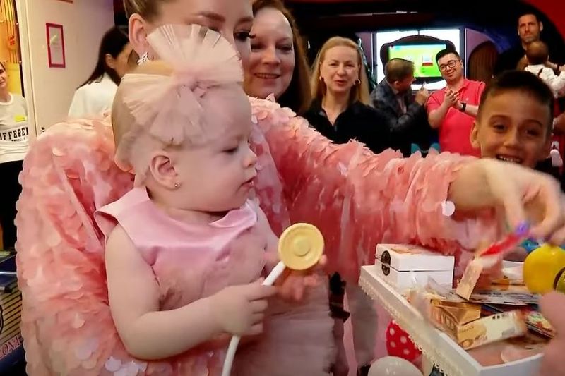 Fiica Dianei Pârvu și a lui Sergiu Negoțiu Piloff a împlinit un an! Ce a ales micuța Jacqueline de pe tăviță