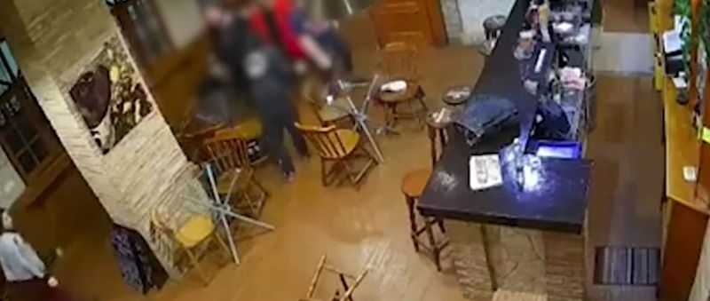 Un barman din Spania a fost bătut cu bestialitate de trei ruși, după ce acesta le-a spus: „Sunt ucrainean, Slavă Ucrainei”
