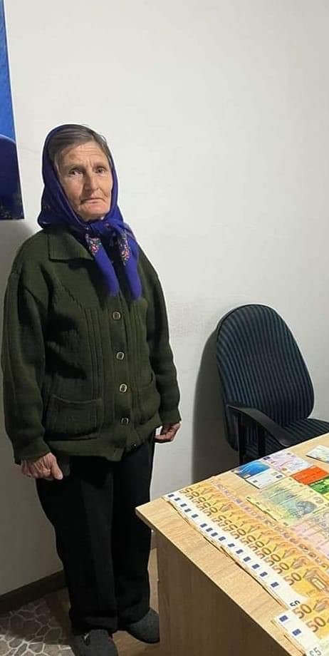 O bătr&acirc;nă de 81 de ani a predat un portofel plin cu bani