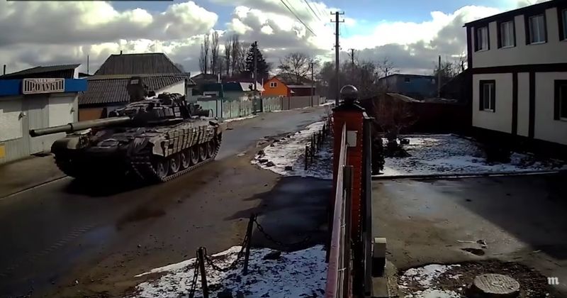 Imagini din ziua în care soldații au pătruns în oraș cu blindatele de război. 