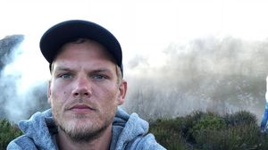 Au trecut 4 ani de la moartea lui Avicii. Cum l-au comemorat ceilalți DJ pe fostul lor coleg