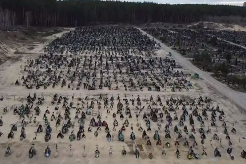 Imagini cutremurătoare cu mormintele din Irpin! 269 de cadavre au fost examinate de oamenii legii