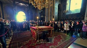 Paște 2022. Când se trece pe sub masă și ce semnificație are acest obicei