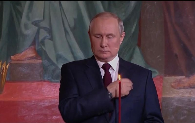 Vladimir Putin, gestul care a atras atenția lumii întregi în timpul slujbei de Înviere. Ce a făcut liderul de la Kremlin în timpul ceremoniei