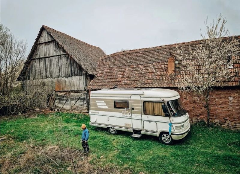 Dana Rogoz, Paște atipic, prin țară