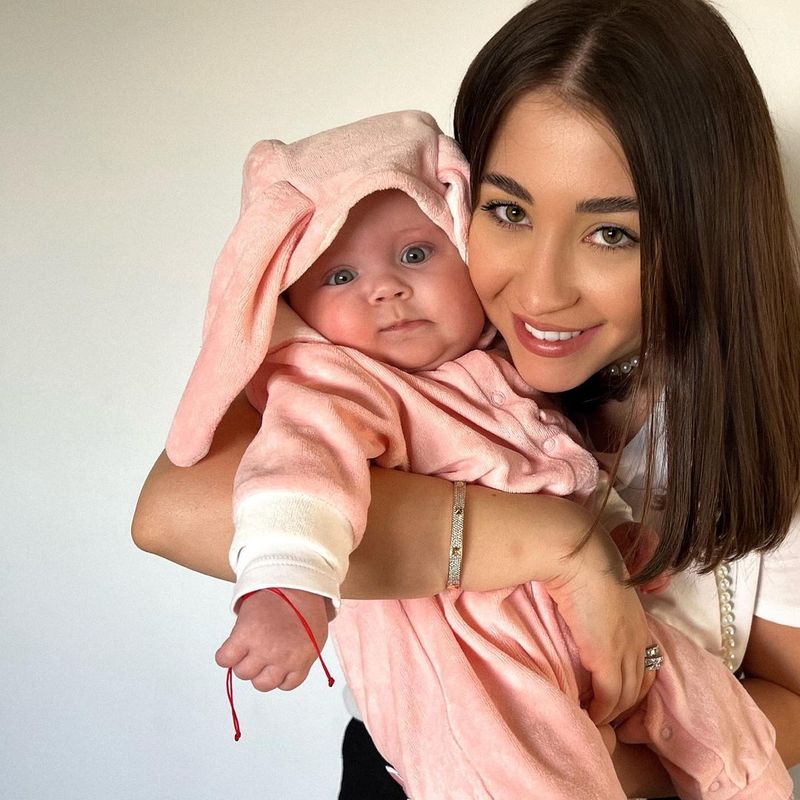 Nicole Cherry, imagine de colecție alături de fiica ei &icirc;ntr-un costum de iepuraș. Fanii s-au topit de-a binelea