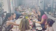 Răzvan și Irina Fodor, surprinși singuri, în miez de noapte, în grădina lui Cabral. S-au făcut nevăzuți cât timp toți ceilalți erau la masă
