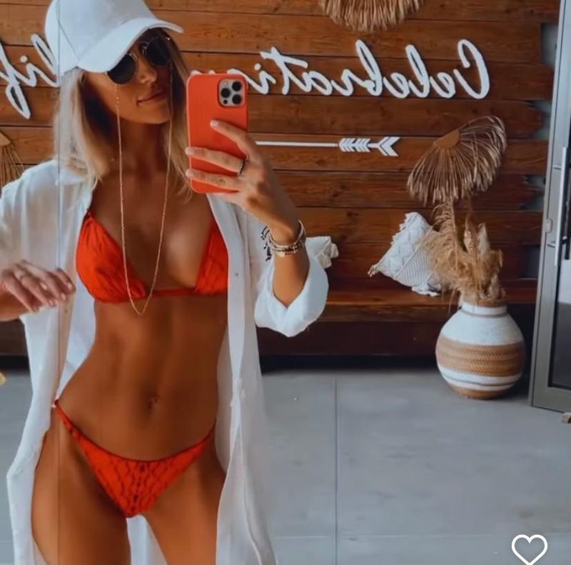 „Urlă invidia în grăsuțe” Gabriela Prisăcariu, reacție dură după ce fanii au criticat-o că pozează provocator. Cum s-a filmat soția lui Oțil