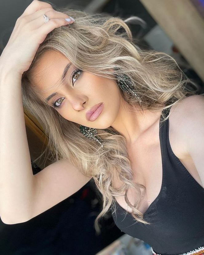 Mălina Avasiloaie a fost acuzată de furt! Blondinei i-a fost suspendat canalul de YoTube. Artista, primele declarații despre situația în care este implicată