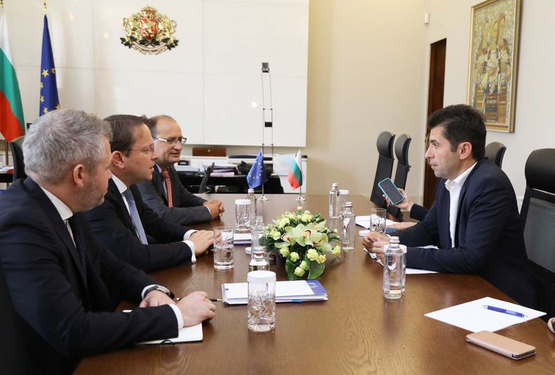 Premierul Bulgariei a donat salariul pe o lună pentru a ajuta Ucraina, dar s-a trezit peste noapte fără gazul din Rusia (3)