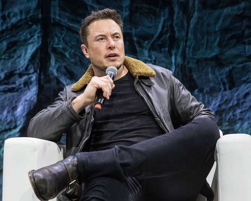 Elon Musk a cumpărat Twitter