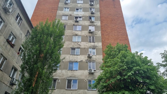 O mamă s-a aruncat cu cei doi copii ai săi în brațe, de la etajul zece al unui bloc din Timișoara! Toți trei au murit
