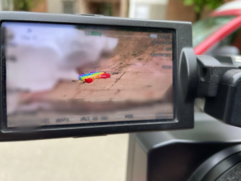 Imagini cutremurătoare în fața blocului cu 10 etaje din Timișoara, unde o mamă s-a aruncat cu cei doi copii! Băiețelul a căzut în gol cu o jucărie în mână