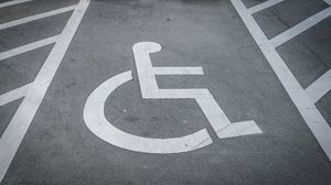 Ce amendă riști să iei dacă parchezi pe locurile rezervate persoanelor cu handicap. Amenzile sunt cuprinse între 2.000 și 10.000 de lei