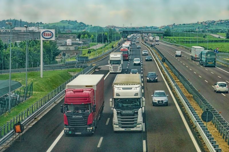 Ajutor de la stat pentru transportatori. Cum vor fi decontați cei 50 de bani pe litru de benzină sau motorină