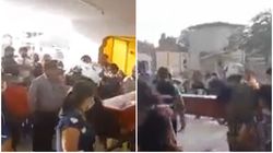 Scenă halucinantă la o înmormântare! Au auzit zgomote din sicriu în timp ce îl cărau pe umeri la groapă, iar ce au văzut când au deschis capacul i-a marcat: „Cu ochii deschiși”