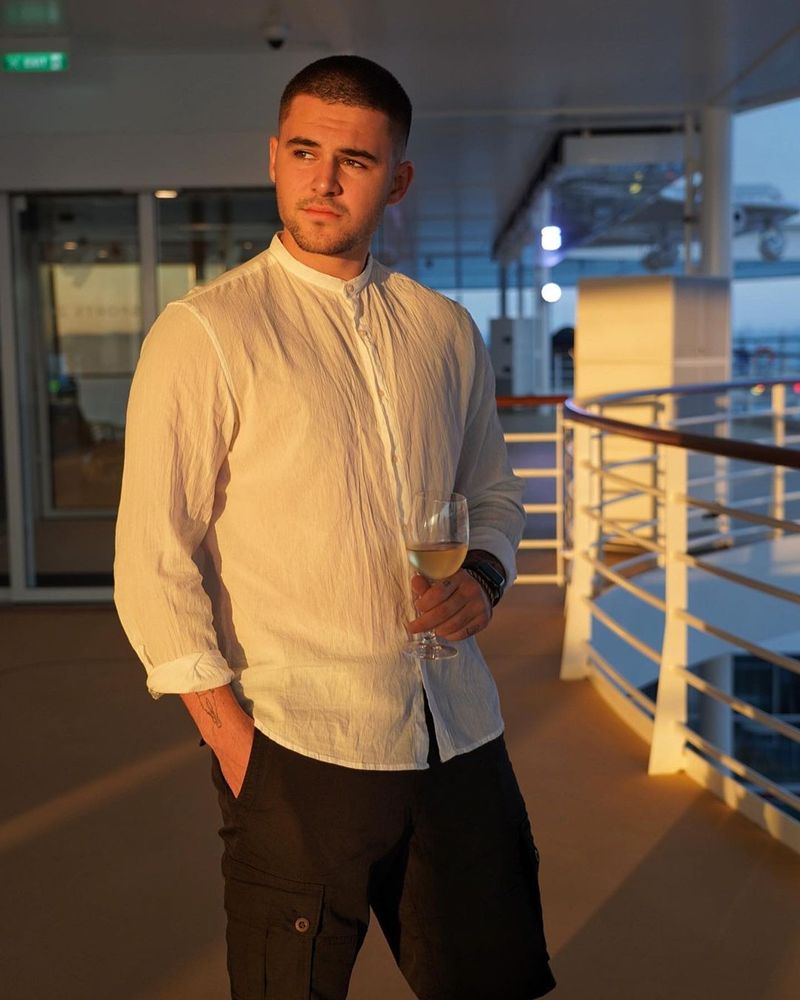 &bdquo;Doar cu paharul &icirc;n m&acirc;nă stai&rdquo; Mario Fresh, criticat după ce a făcut publică imaginea! Detaliul observat de fani