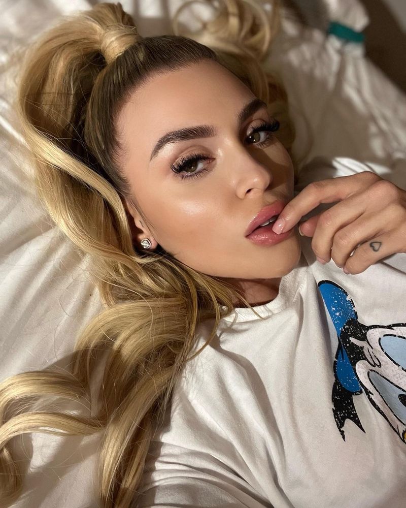 Oana Radu, prima replică după ce a fost acuzată că a dat țeapă unor miri, luându-le banii. Artista a fost amenințată și jignită: „O să depun plângere”