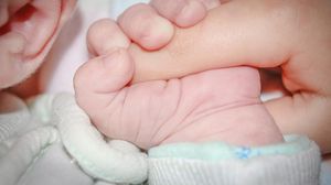Bebeluș de trei luni, găsit mort lângă mama sa minoră, în Vaslui! Tragedia s-a petrecut într-un centru social