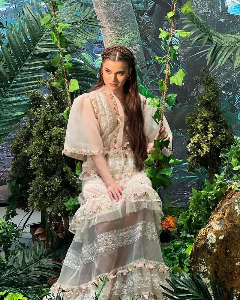 Theo Rose se iubește cu Alex Leonte, dar face avansuri unui alt t&acirc;năr