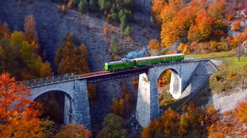 Locul pe care trebuie să-l vezi măcar o dată în viață. Este o cale ferată din România, unică în lume