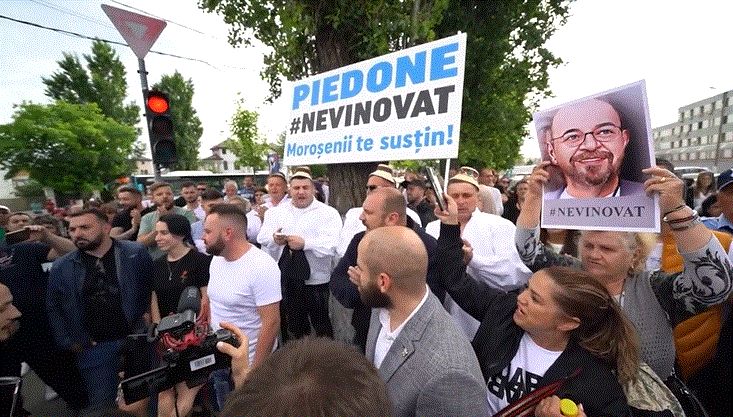 Protest de amploare la poarta penitenciarului unde este închis Piedone