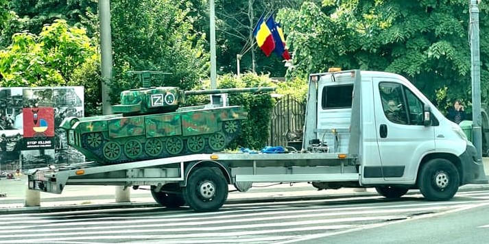 Tancul a fost adus de către mai mulți romi, &icirc;n cadrul unui protest