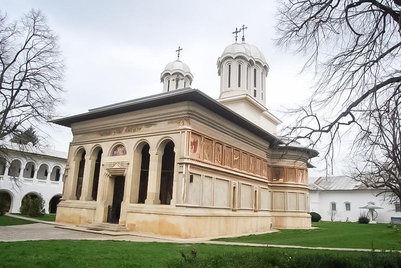 5 mănăstiri frumoase de lângă București pe care trebuie să le vizitezi