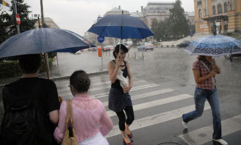 Vremea se schimbă radical &icirc;n Rom&acirc;nia! ANM a emis două coduri galbene pentru ploi torențiale, vijelii și grindină | EXCLUSIV