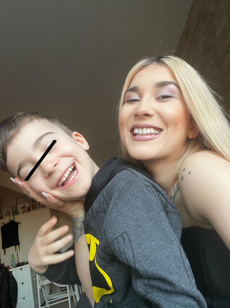 Adda și fiul ei  Adda, șocată de gestul fiului