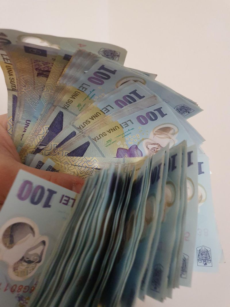Salariul minim a fost majorat cu 200 de lei neimpozabili. Categoria de angajați care nu poate cere măriri