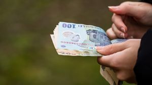 Angajații care au devenit părinți pot primi 1500 de lei