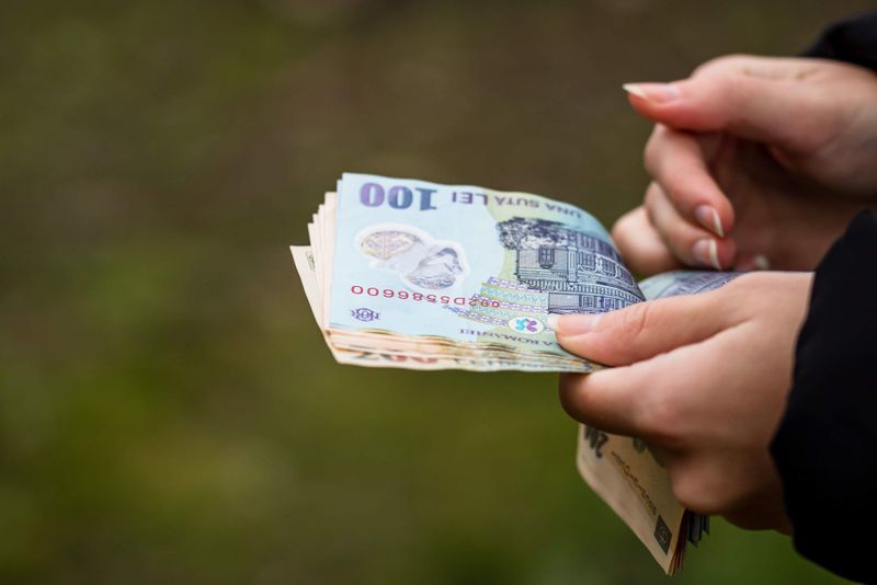 Angajații care au devenit părinți pot primi 1500 de lei