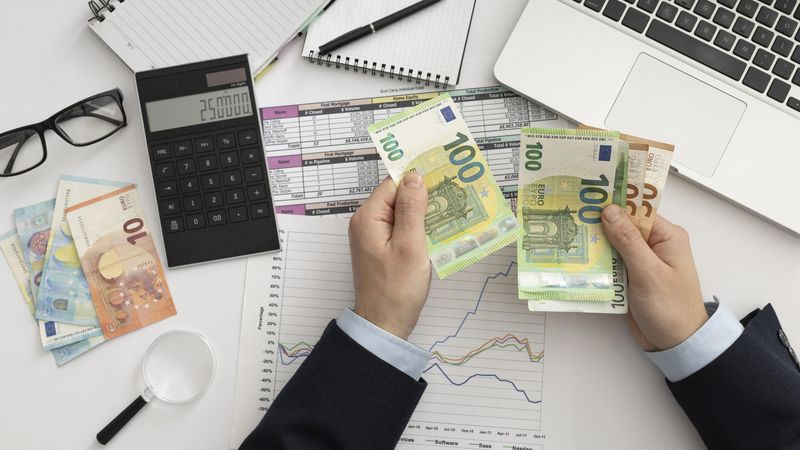 Salariu minim de 3.000 de lei doar pentru anumiți angajați, de la 1 iunie. Cine sunt românii care beneficiază de majorare