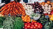 Românii, campioni la risipă! În timp ce unii o aruncă la gunoi, alții își cumpără mâncarea "pe caiet"! Economiștii atrag atenția: "Cumpătarea e considerată sărăcie" | EXCLUSIV