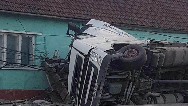 Un șofer băut, care conducea un TIR, a lovit mortal un pieton, a dărâmat stâlpi de electricitate și s-a oprit într-o casă! Totul a avut loc în Maramureș