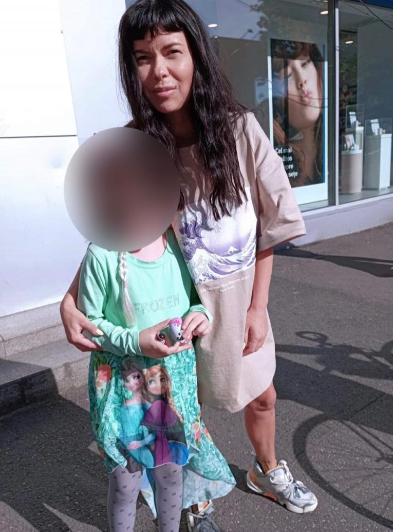 Inna Inna și-ar dori să dispară această fotografie! Artista a fost surprinsă fără machiaj, pe stradă