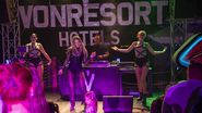 Roxana Nemeș, show incendiar în Turcia! Artista a purtat o ținută super sexy și a încins turiștii dintr-un resort de lux din Antalya | EXCLUSIV