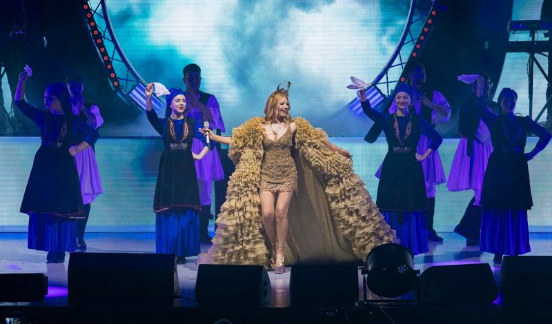 Elena Gheorghe a purtat o ținută de 10 kilograme la spectacolul de la Sala Palatului. Jurnaliștii au aflat cele mai fierbinți detalii din culise | EXCLUSIV